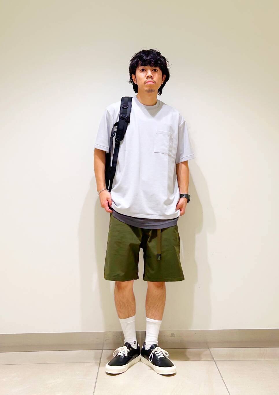 グレー系のタンクトップ、グリーン系のその他パンツ、グレー系のTシャツ/カットソーを着用したメンズの夏コーディネートの2枚目の写真