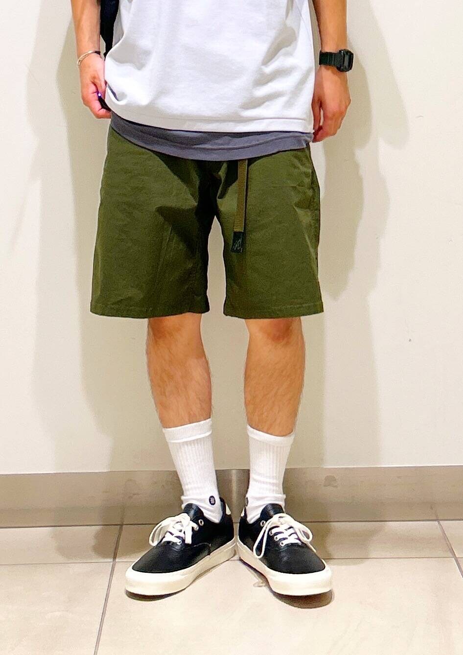 グレー系のタンクトップ、グリーン系のその他パンツ、グレー系のTシャツ/カットソーを着用したメンズの夏コーディネートの9枚目の写真