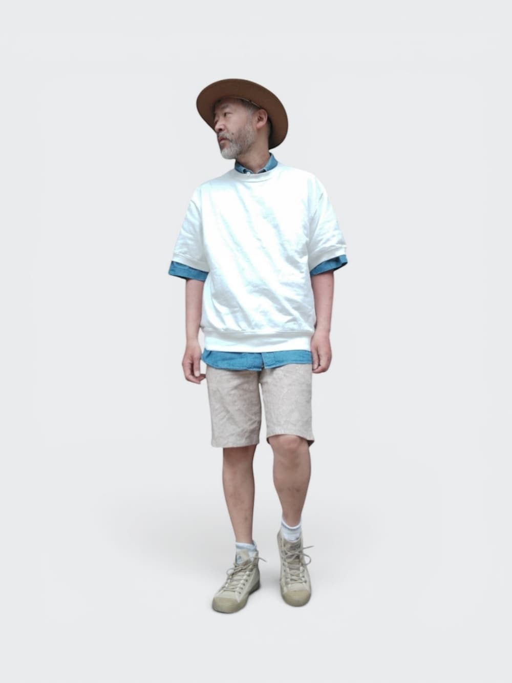ベージュ系のスニーカー、ベージュ系のその他パンツ、ホワイト系のTシャツ/カットソーを着用したメンズの春コーディネートの3枚目の写真