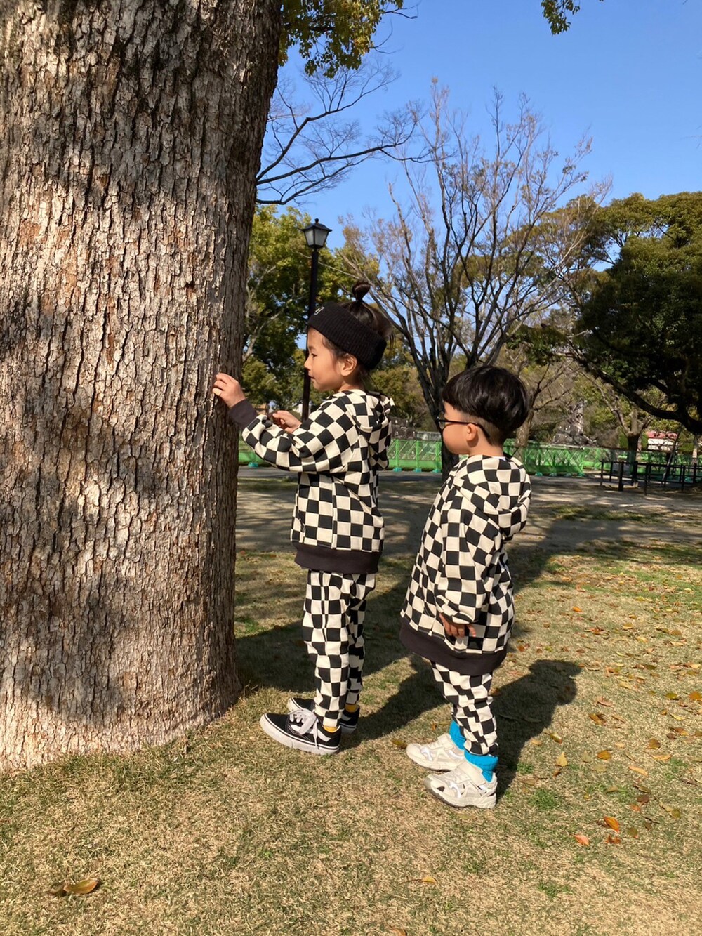 ブラック系のパーカー、ブラック系のその他パンツ、ブラック系のヘアバンドを着用したキッズの春コーディネートの4枚目の写真