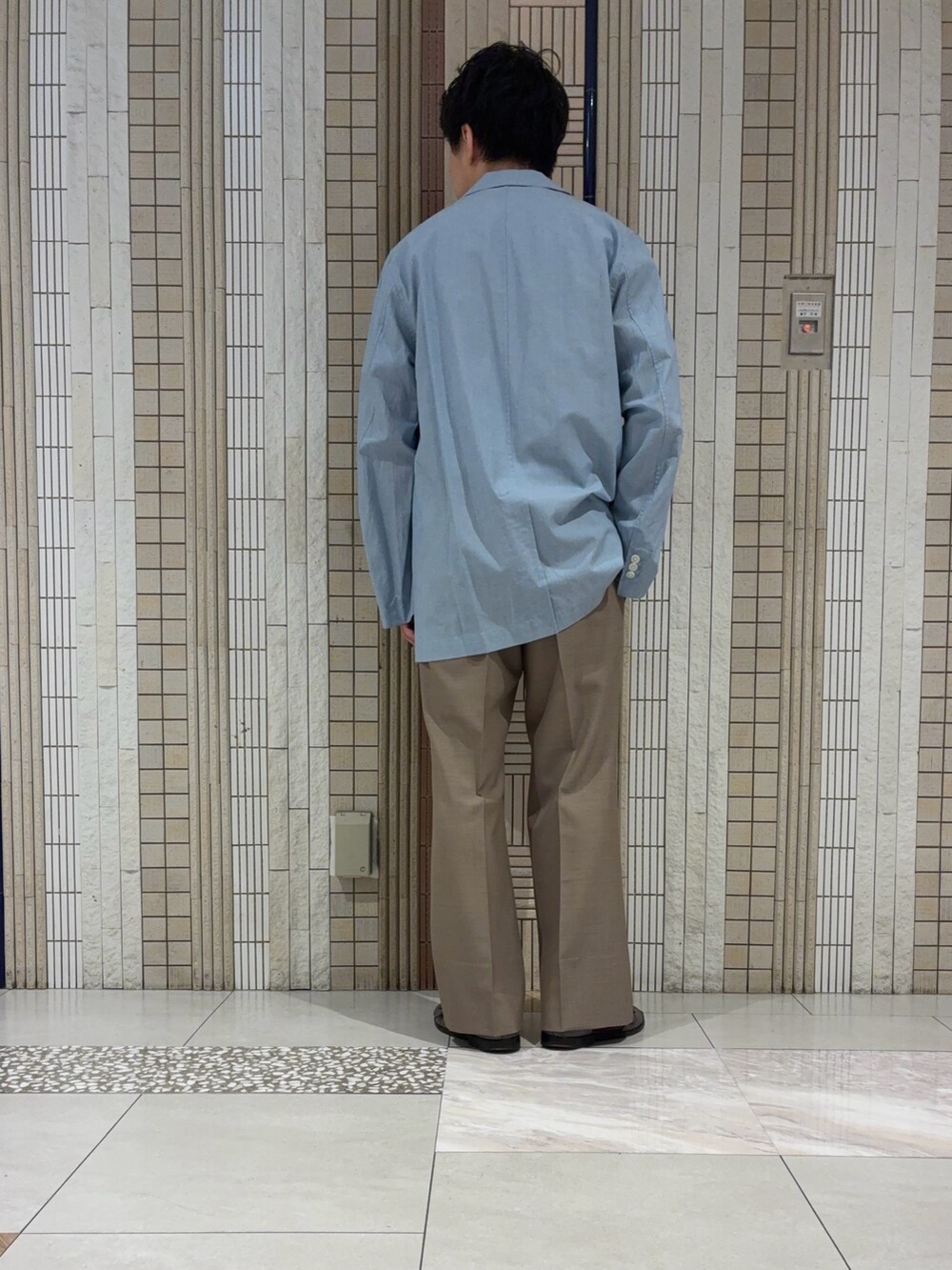 ベージュ系のその他パンツ、ブルー系のテーラードジャケット、グレー系のTシャツ/カットソーを着用したメンズの夏コーディネートの2枚目の写真