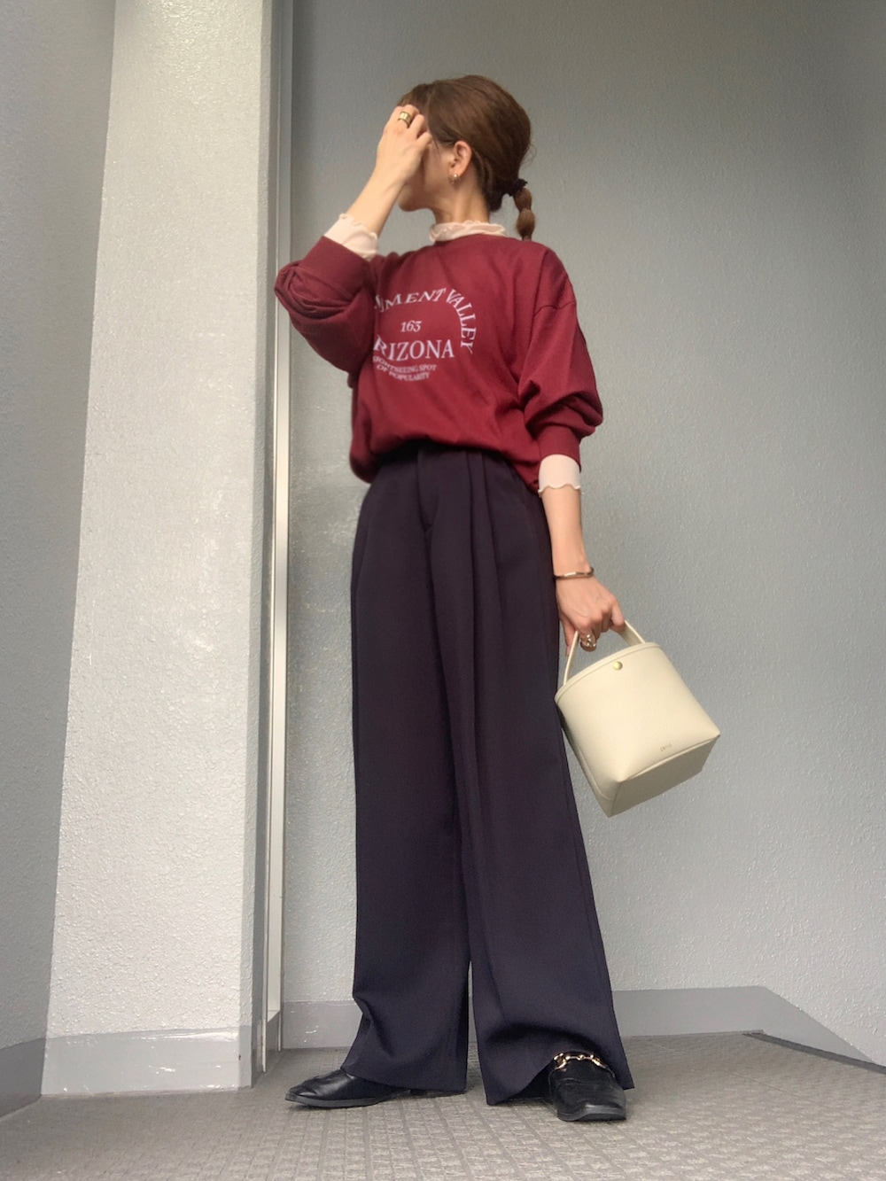 レッド系のTシャツ/カットソー、ブルー系のその他パンツ、ホワイト系のバッグを着用したレディースの夏コーディネートの3枚目の写真