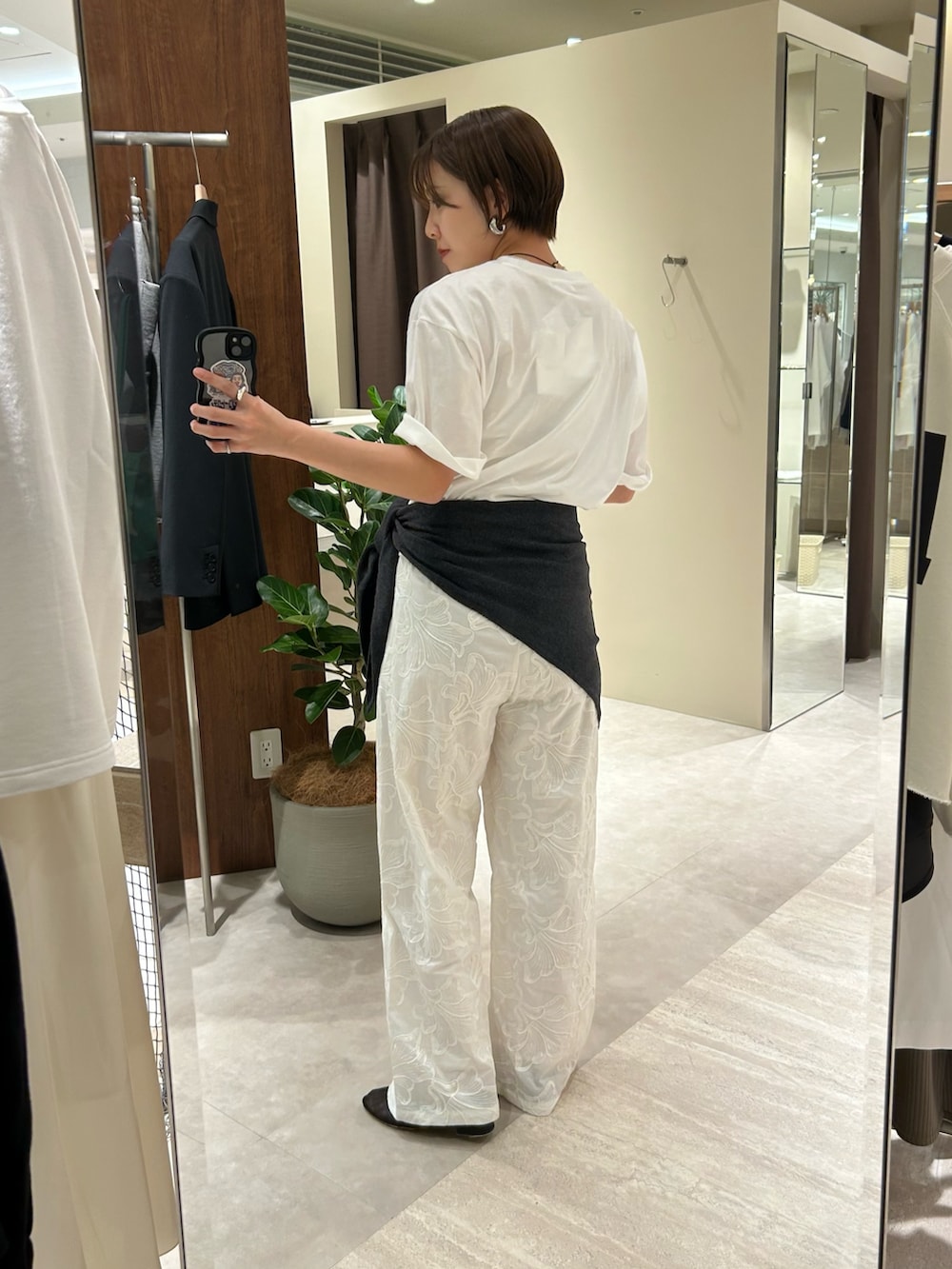 ホワイト系のTシャツ/カットソー、ホワイト系のその他パンツ、ブラック系のその他シューズを着用したレディースの春コーディネートの3枚目の写真