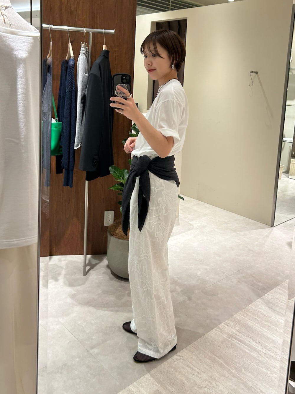ホワイト系のTシャツ/カットソー、ホワイト系のその他パンツ、ブラック系のその他シューズを着用したレディースの春コーディネートの2枚目の写真