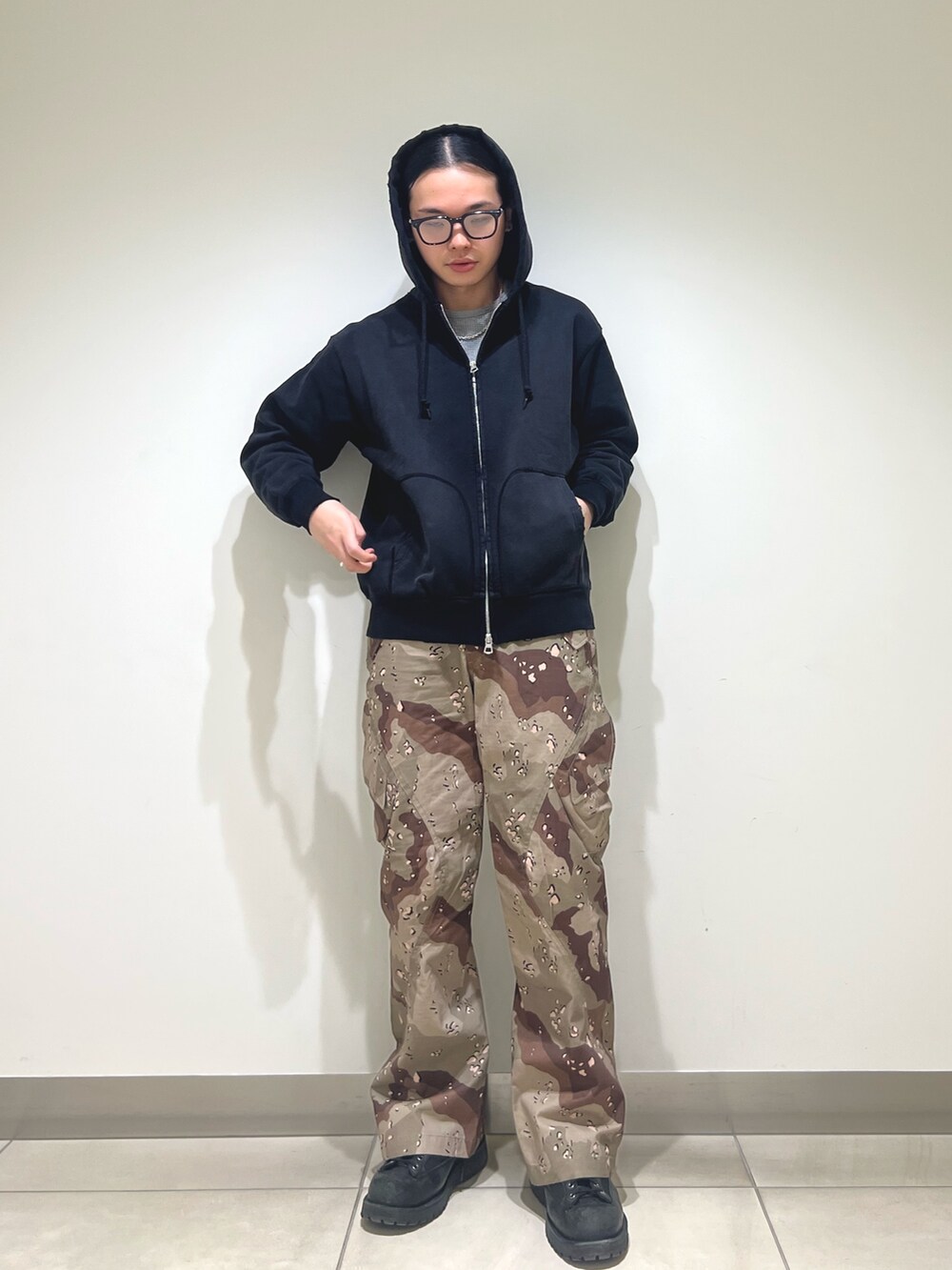 ブラック系のパーカー、その他のその他パンツを着用したメンズの春コーディネートの6枚目の写真