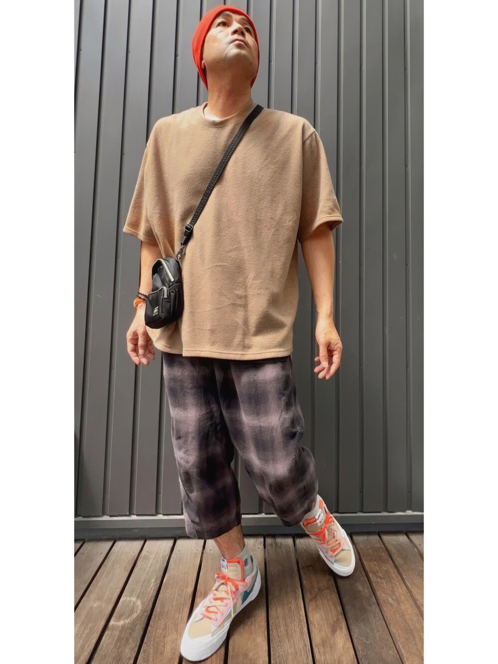 イエロー系のスウェット、ブラック系のタンクトップ、ブラック系のショルダーバッグを着用したメンズの秋コーディネートの5枚目の写真