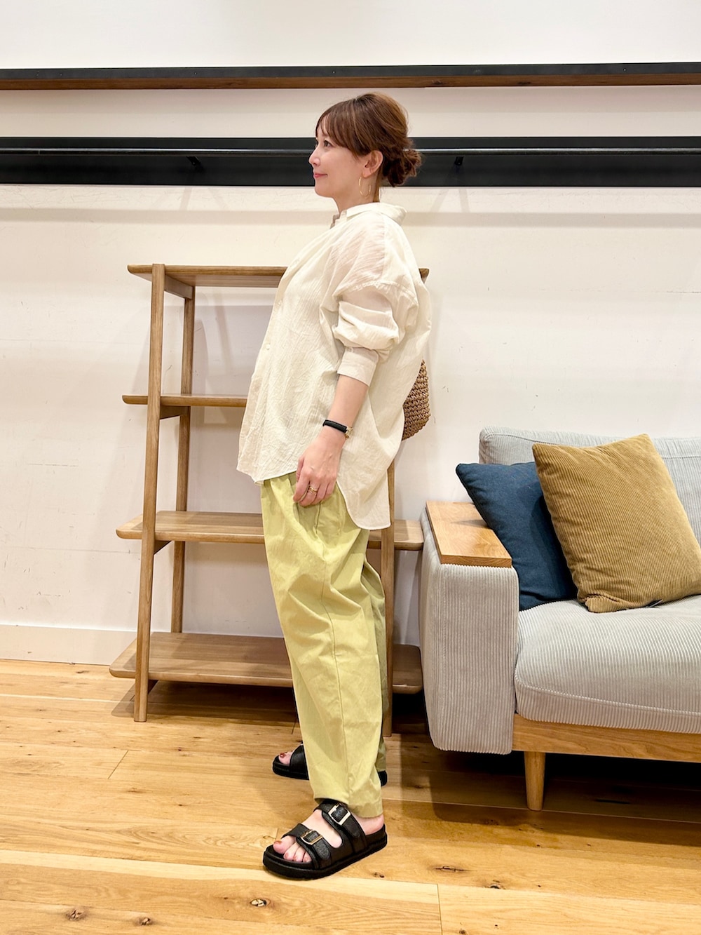 ベージュ系のシャツ/ブラウス、グリーン系のその他パンツ、ブラック系のサンダルを着用したレディースの夏コーディネートの4枚目の写真