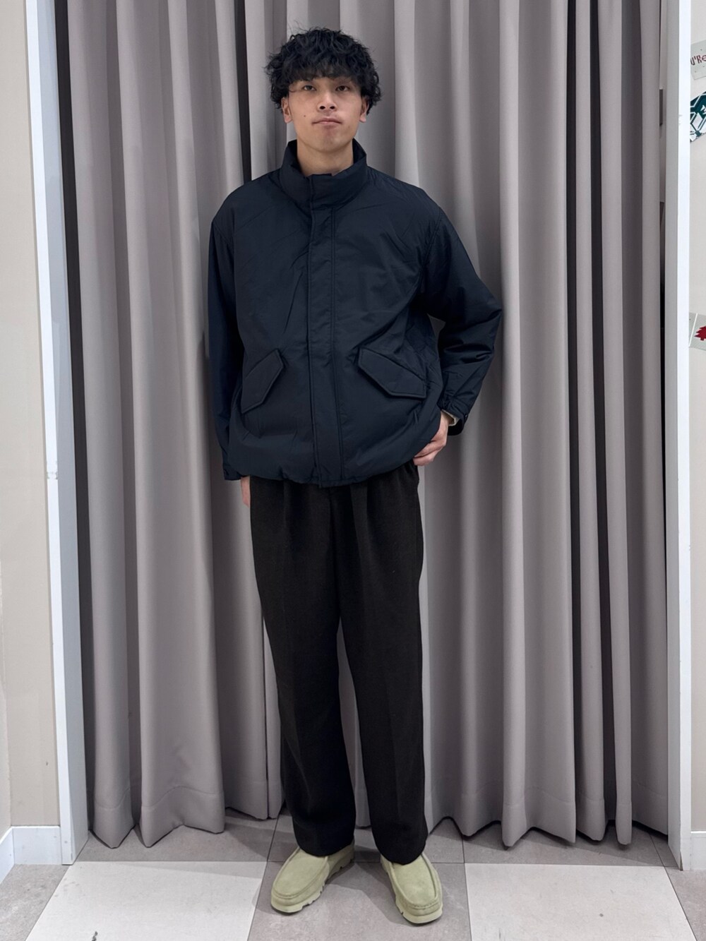 ブラック系のモッズコート、ホワイト系のニット/セーター、ブラック系のその他パンツを着用したメンズの冬コーディネートの5枚目の写真
