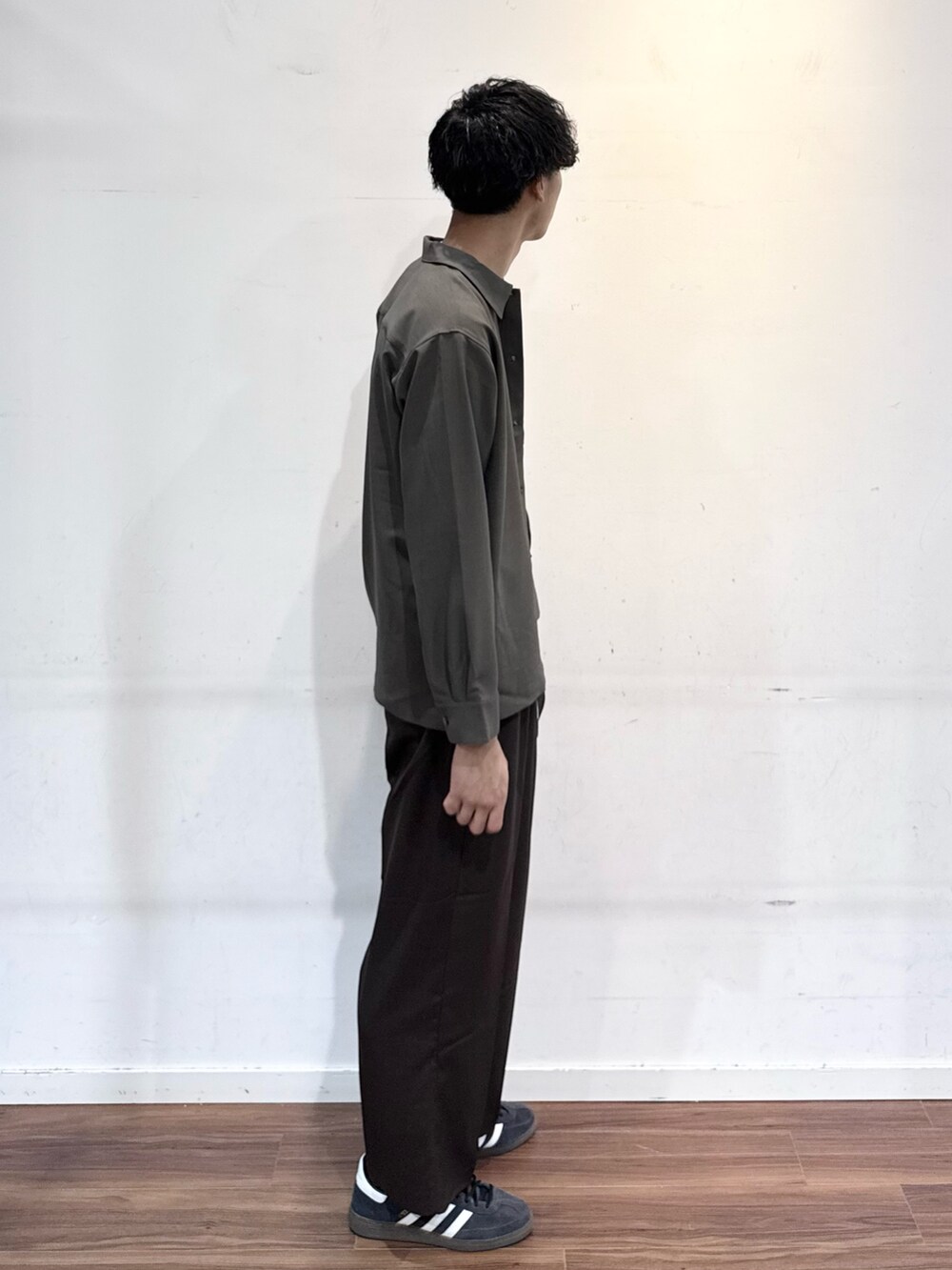グリーン系のシャツ/ブラウス、ブラウン系のその他パンツ、ホワイト系のTシャツ/カットソーを着用したメンズの秋コーディネートの4枚目の写真