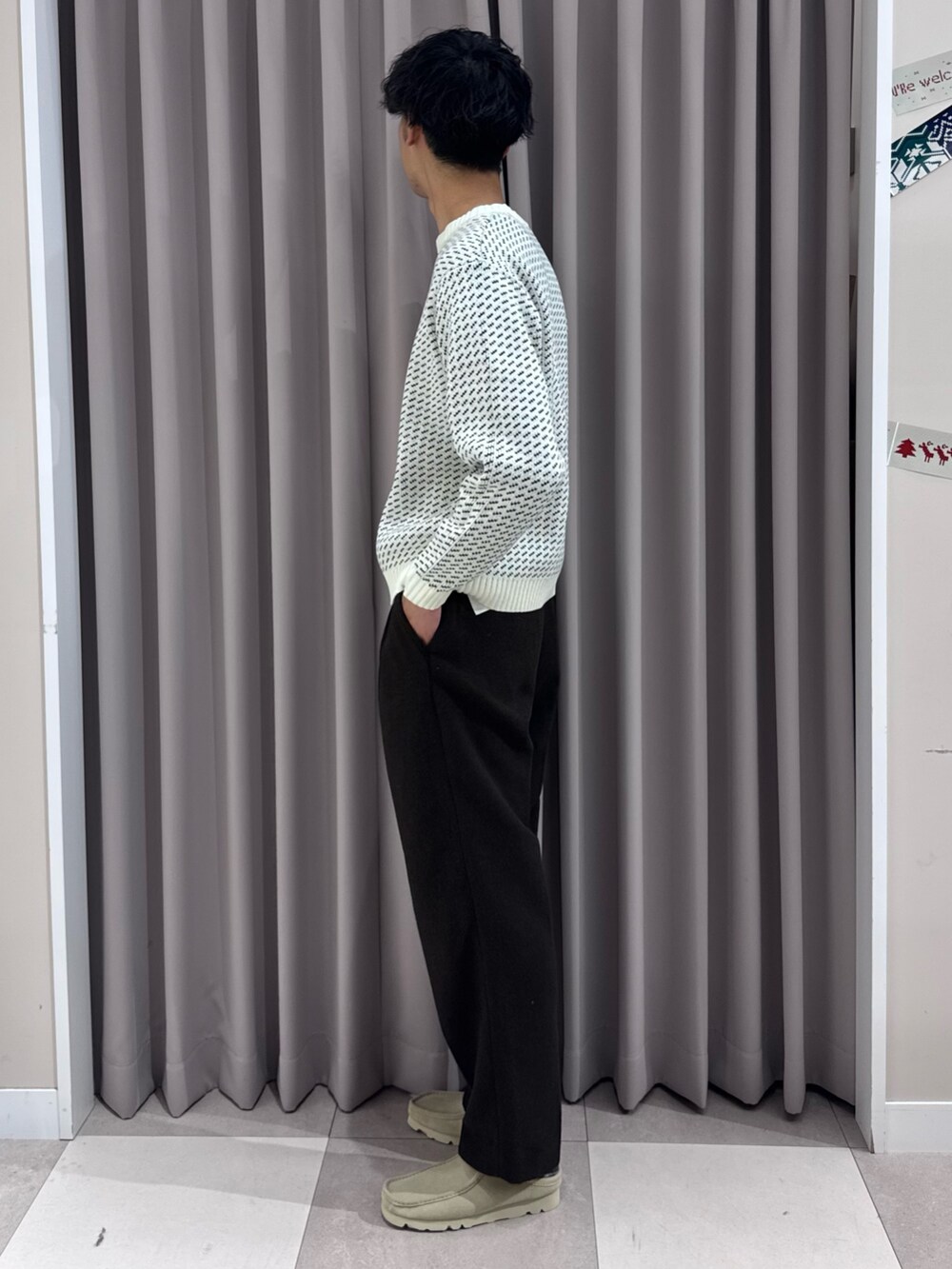 ブラック系のモッズコート、ホワイト系のニット/セーター、ブラック系のその他パンツを着用したメンズの冬コーディネートの8枚目の写真