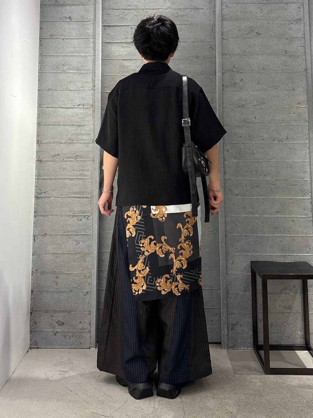 ブルー系のその他パンツ、ブラック系のショルダーバッグ、ブラック系のサンダルを着用したメンズの夏コーディネートの3枚目の写真