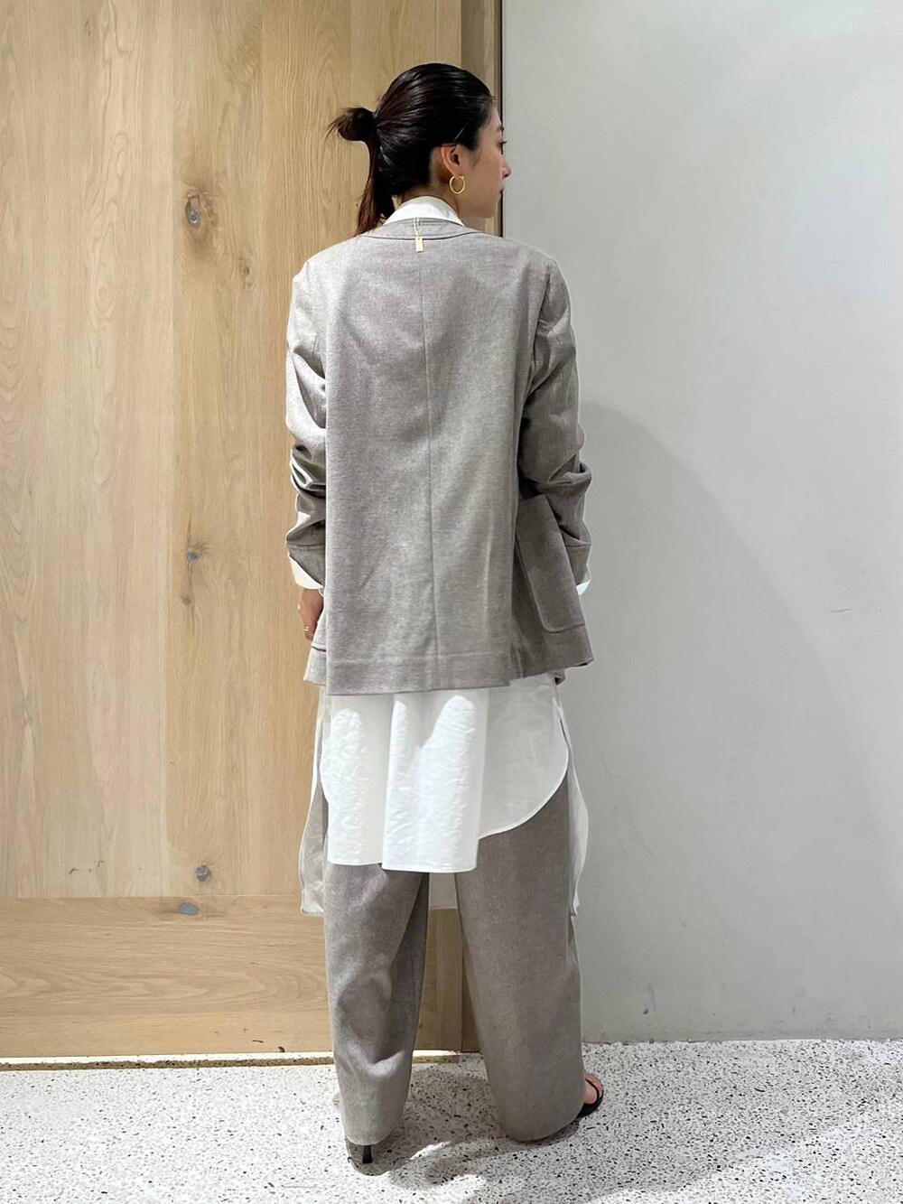 ベージュ系のその他パンツ、ホワイト系のシャツ/ブラウス、ベージュ系のその他アウターを着用したレディースの夏コーディネートの4枚目の写真
