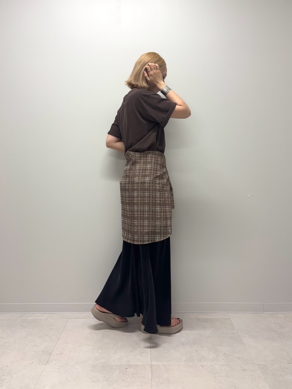 ブラウン系のTシャツ/カットソー、ブラウン系のシャツ/ブラウス、ブラック系のスカートを着用したレディースの夏コーディネートの2枚目の写真