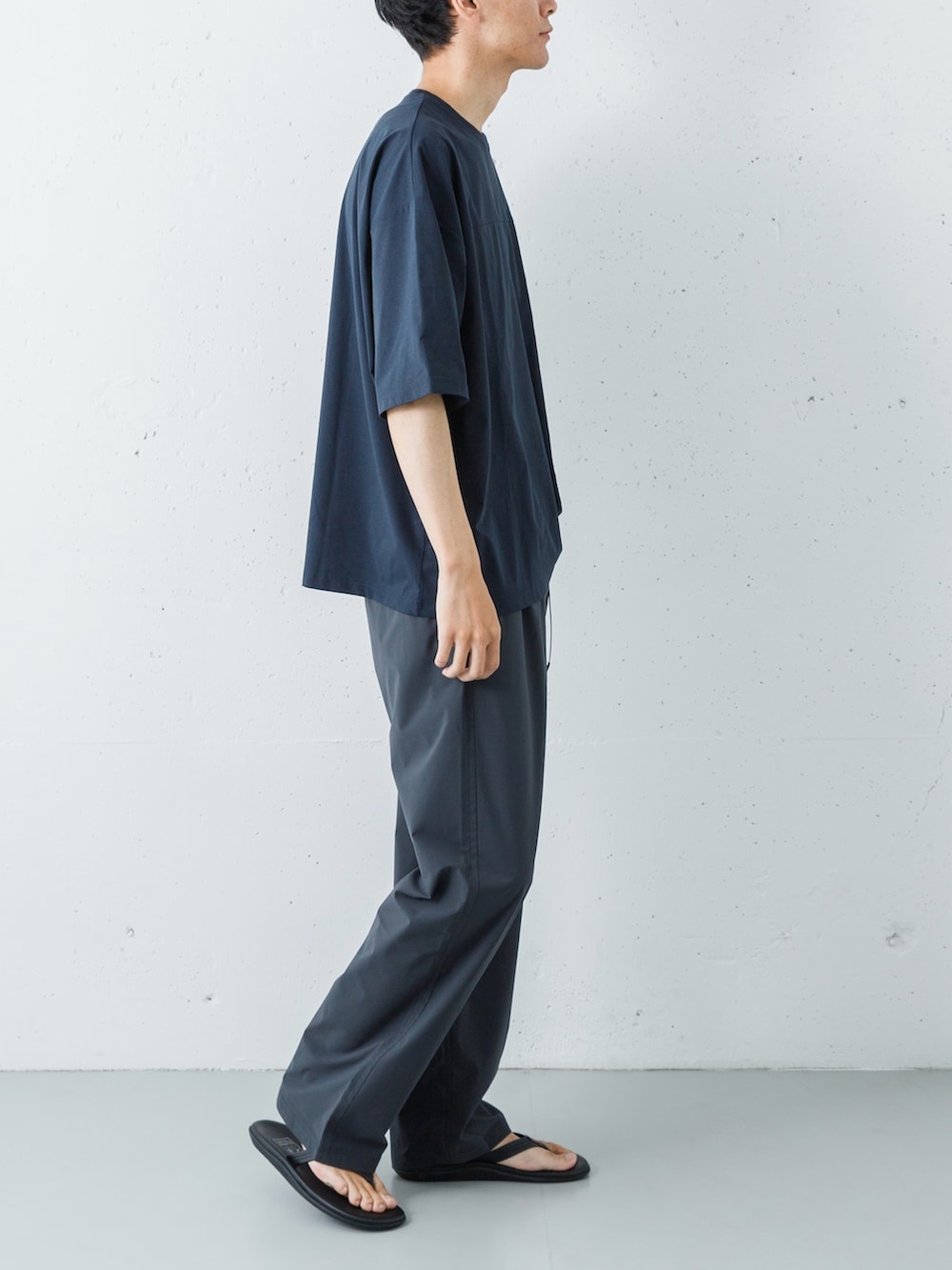 ブルー系のTシャツ/カットソー、ブラック系のその他パンツ、ブラック系のサンダルを着用したメンズの春コーディネートの6枚目の写真