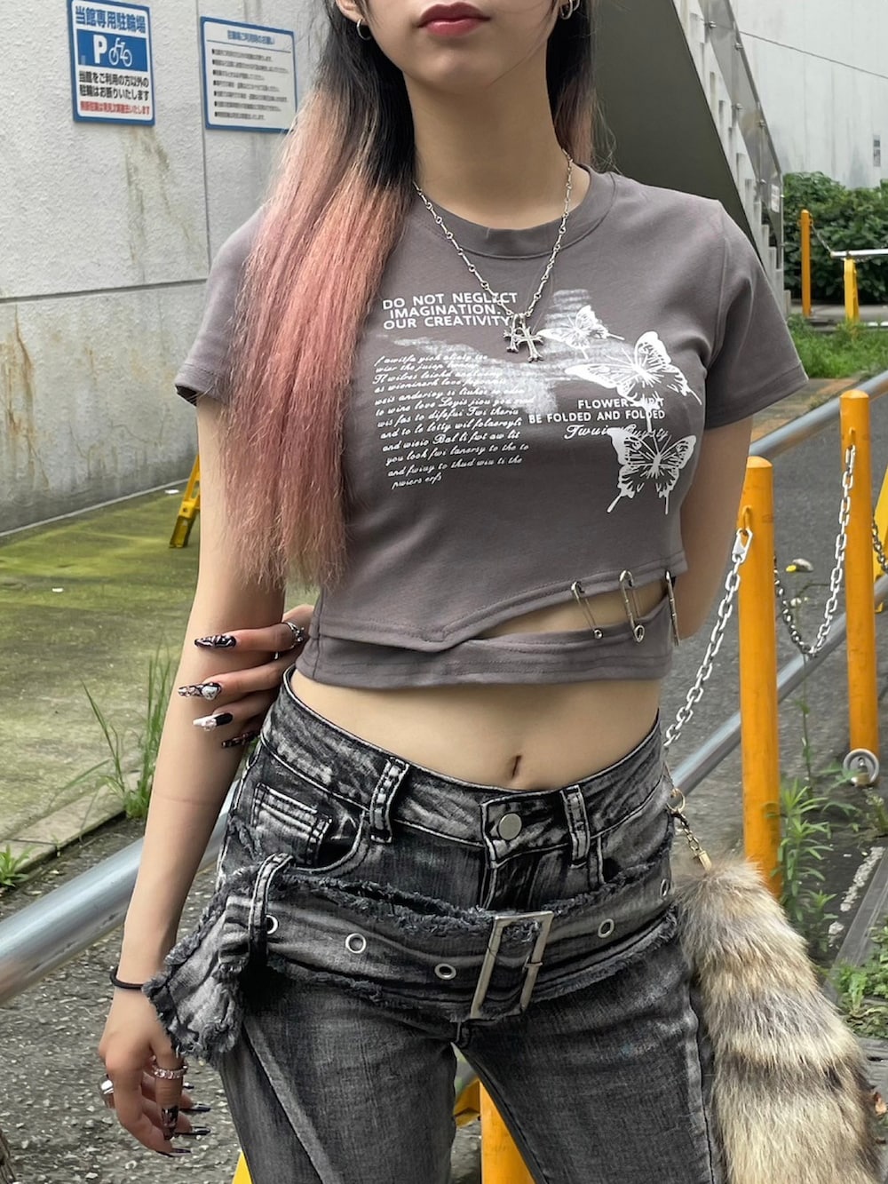 Never mind the XU / Chikashitsu+さんの「ストリートファッション XU エックスユー butterfly print cropped tee バタフライロゴトップス 蝶々トップス クロップ丈トップス クロップTシャツ 半袖Tシャツ 半袖トップス 韓国ファッション 韓国ストリート（XU）」を使ったコーディネートの4枚目の写真