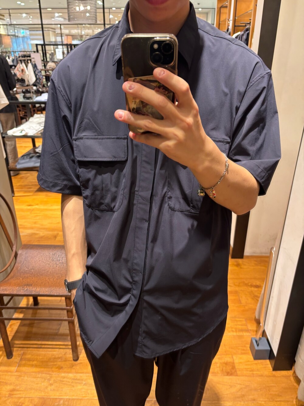 ブラック系のシャツ/ブラウス、ブラック系のその他パンツを着用したメンズの夏コーディネートの2枚目の写真