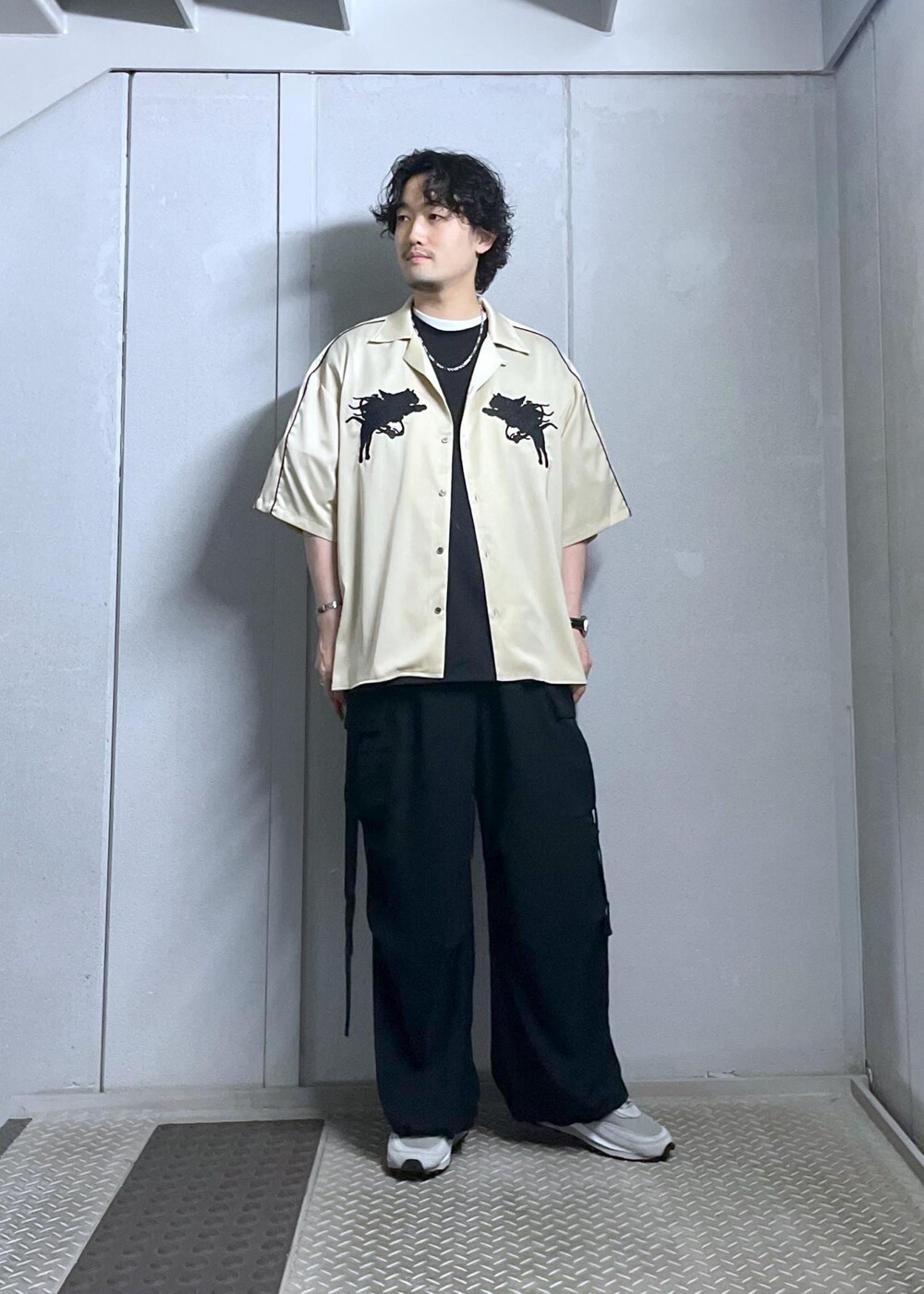 ベージュ系のシャツ/ブラウス、ブラック系のTシャツ/カットソー、ブラック系のカーゴパンツを着用したメンズの夏コーディネートの6枚目の写真