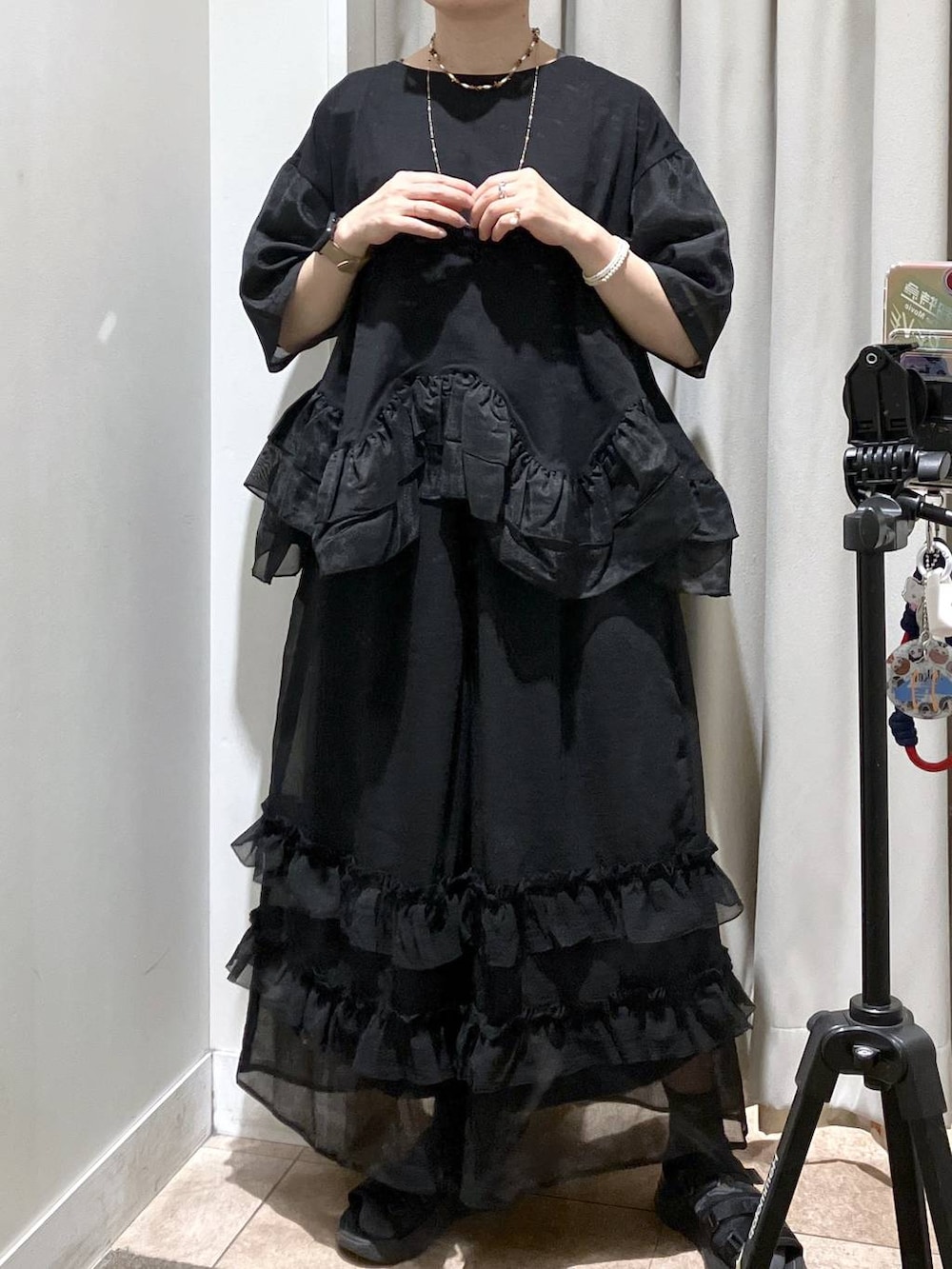 ブラック系のTシャツ/カットソー、ブラック系のその他パンツを着用したレディースの夏コーディネートの3枚目の写真