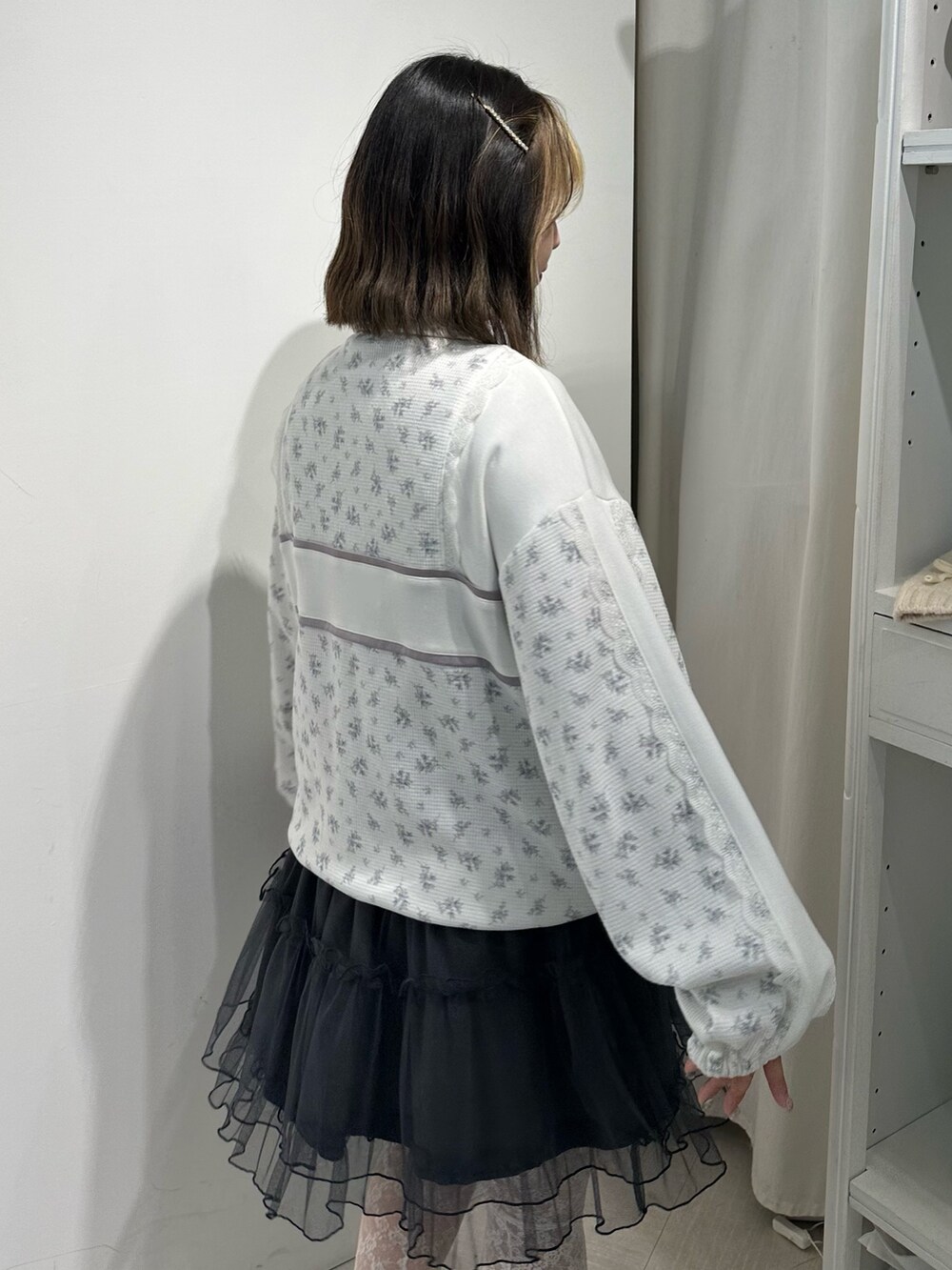 グレー系のワンピース、ホワイト系のスニーカー、ブルー系のジャージを着用したレディースの夏コーディネートの7枚目の写真