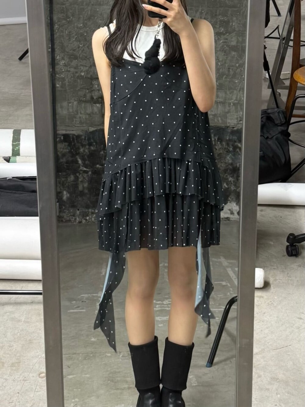 ブルー系のデニムパンツ、ブラック系のワンピースを着用したレディースの夏コーディネートの5枚目の写真