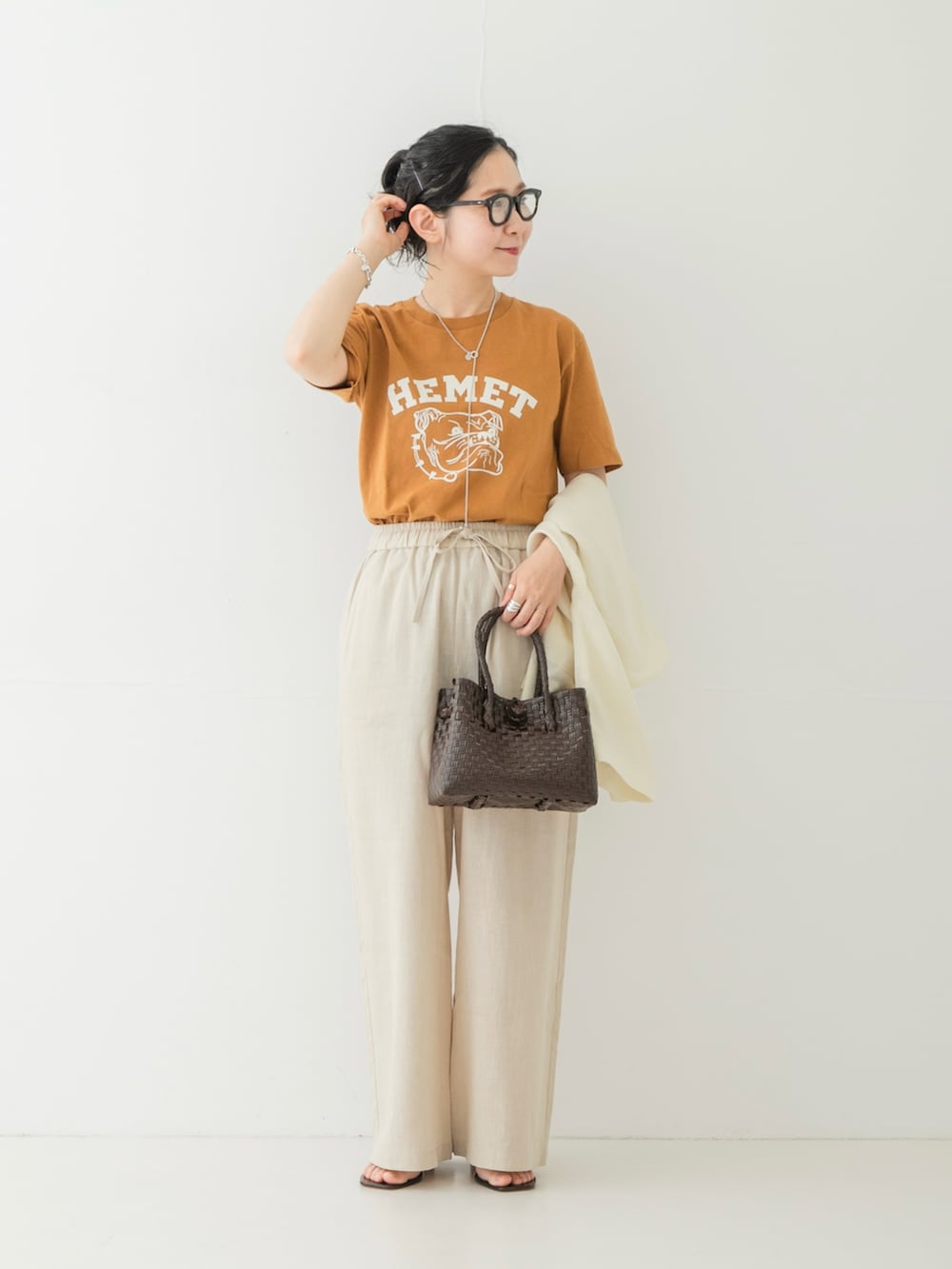 ベージュ系のその他パンツ、ブラウン系のサンダル、ブラウン系のトートバッグを着用したレディースの夏コーディネートの6枚目の写真