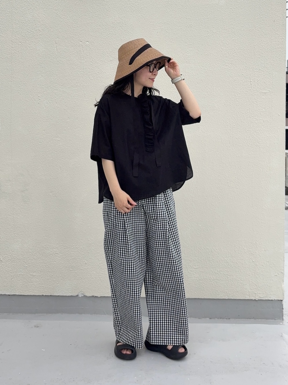 その他のその他パンツ、ブラック系のシャツ/ブラウス、ベージュ系のハットを着用したレディースの夏コーディネートの2枚目の写真