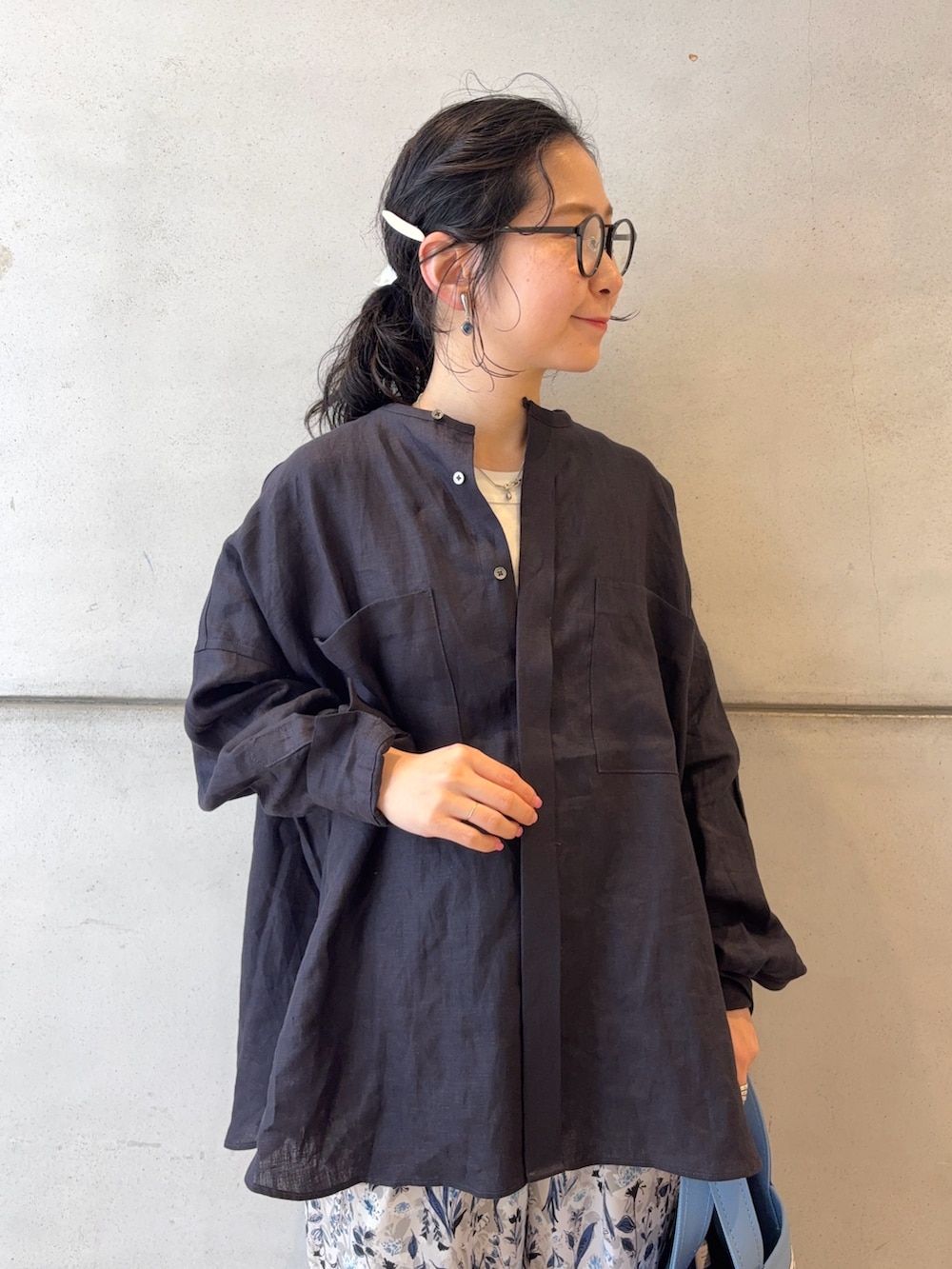 グレー系のその他パンツ、ホワイト系のその他シューズ、ブルー系のシャツ/ブラウスを着用したレディースの春コーディネートの5枚目の写真