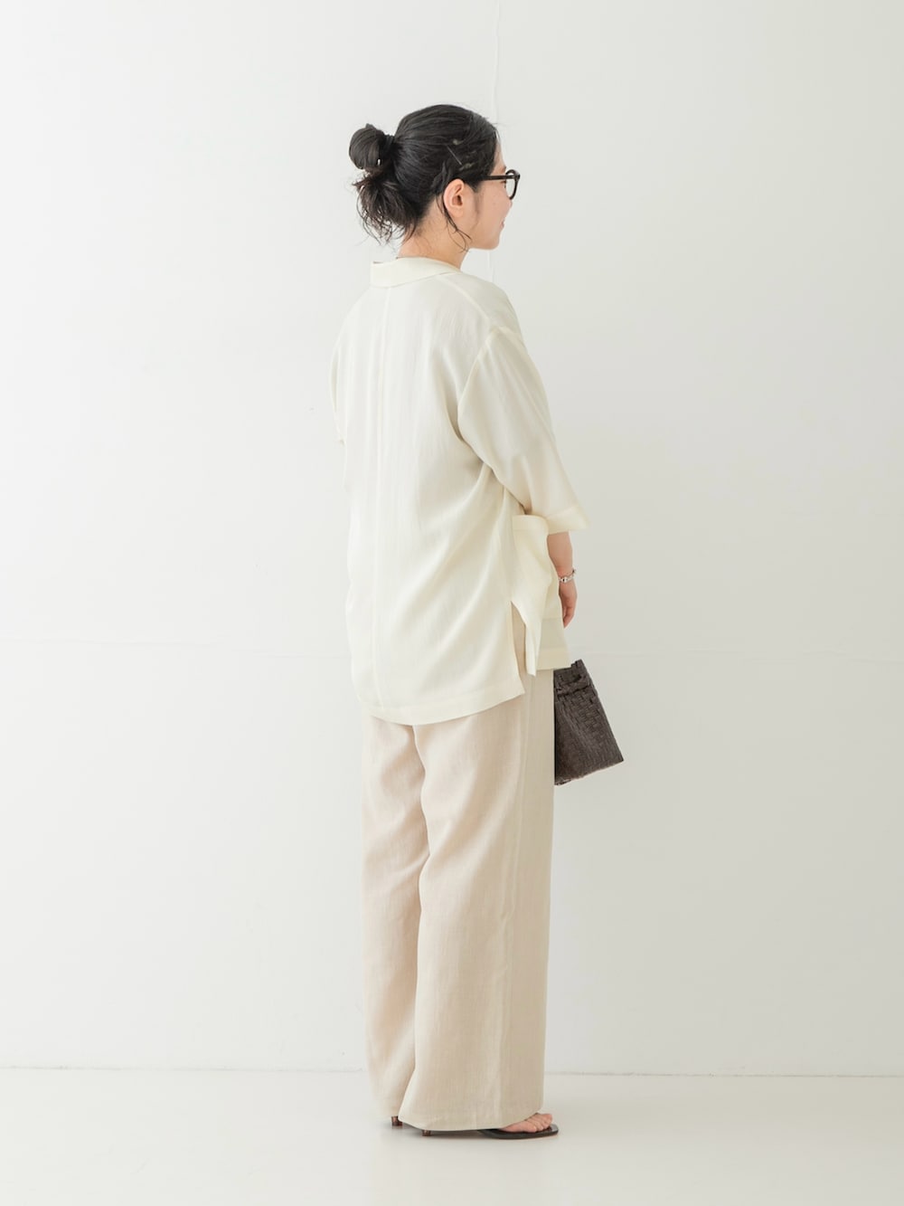 ベージュ系のその他パンツ、ブラウン系のサンダル、ブラウン系のトートバッグを着用したレディースの夏コーディネートの5枚目の写真