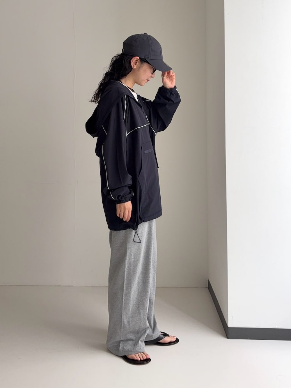グレー系のその他パンツ、グレー系のキャップ、ブルー系の水着を着用したレディースの夏コーディネートの3枚目の写真