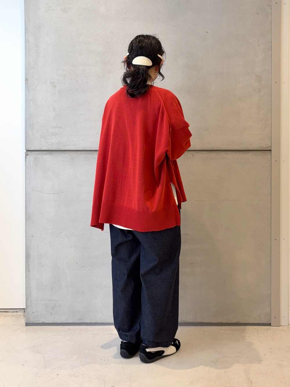 ブルー系のデニムパンツ、ホワイト系のシャツ/ブラウス、レッド系のカーディガン/ボレロを着用したレディースの冬コーディネートの4枚目の写真