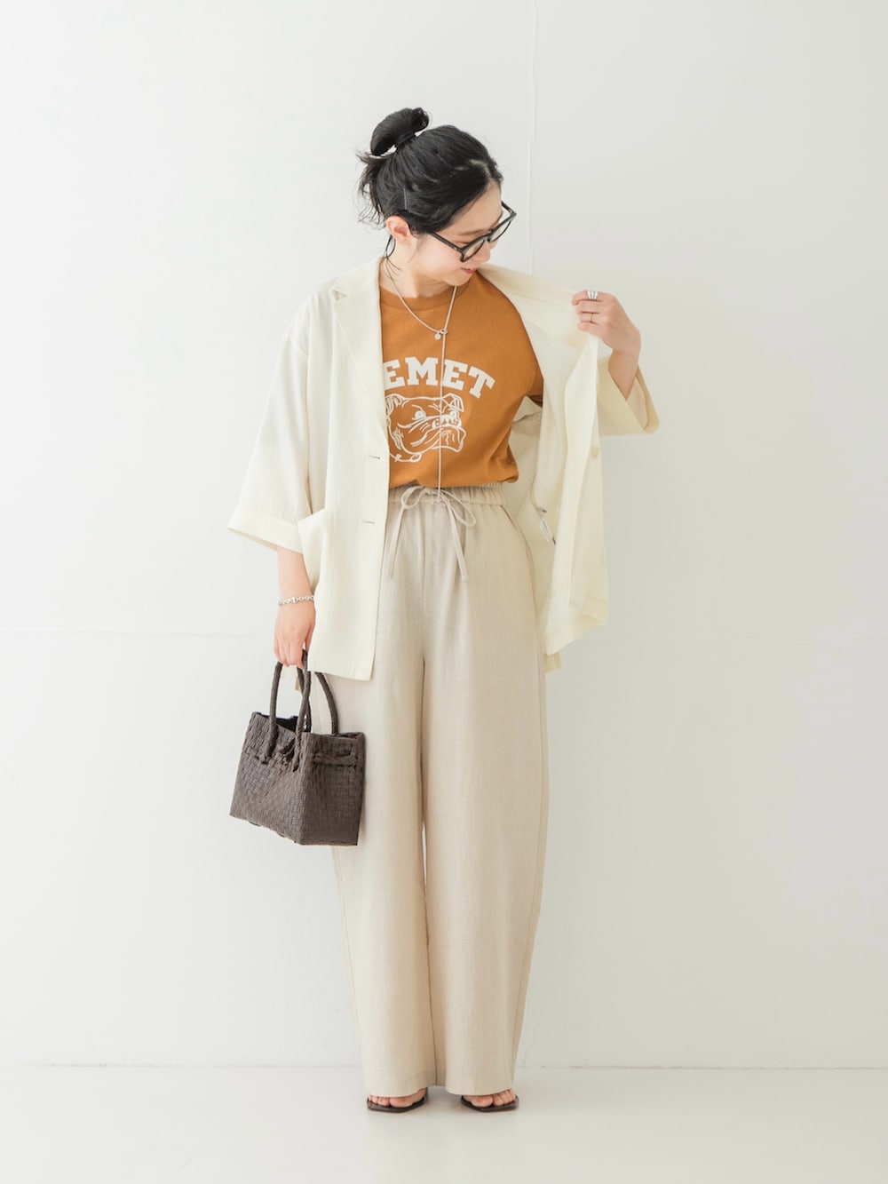 ベージュ系のその他パンツ、ブラウン系のサンダル、ブラウン系のトートバッグを着用したレディースの夏コーディネートの3枚目の写真