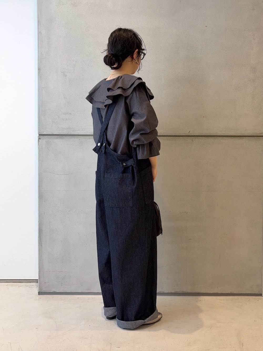 ブルー系のサロペット/オーバーオール、ブルー系のシャツ/ブラウス、シルバー系のローファーを着用したレディースの冬コーディネートの4枚目の写真