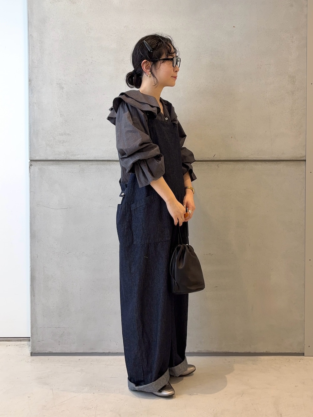 ブルー系のサロペット/オーバーオール、ブルー系のシャツ/ブラウス、シルバー系のローファーを着用したレディースの冬コーディネートの3枚目の写真