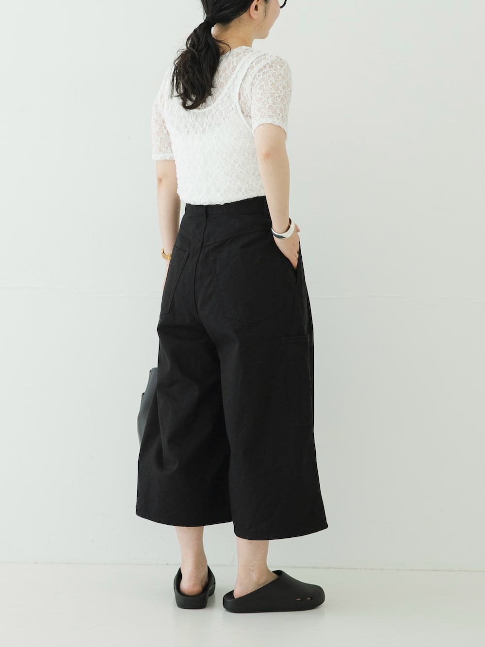 ホワイト系のタンクトップ、ホワイト系のTシャツ/カットソー、ブラック系のその他パンツを着用したレディースの夏コーディネートの4枚目の写真