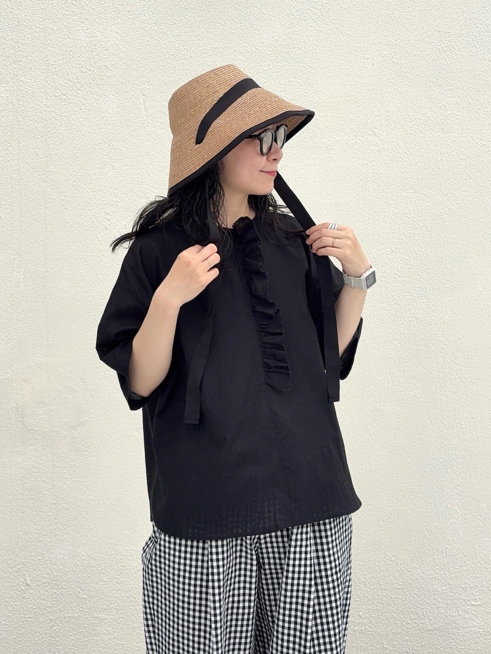 その他のその他パンツ、ブラック系のシャツ/ブラウス、ベージュ系のハットを着用したレディースの夏コーディネートの5枚目の写真