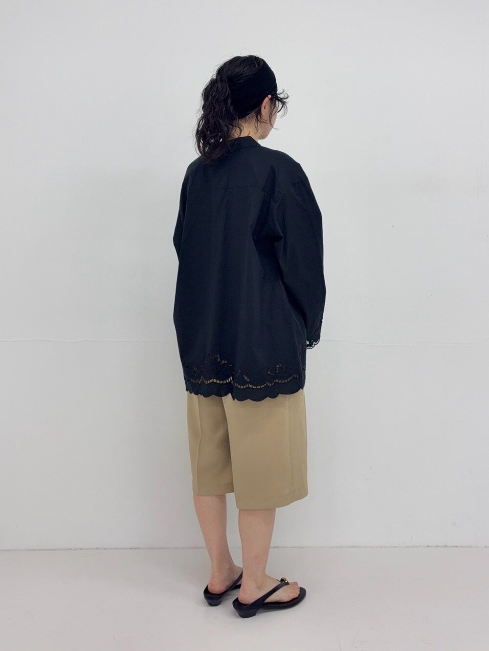 ブラック系のシャツ/ブラウス、ベージュ系のその他パンツ、ブラック系のハンドバッグを着用したレディースの春コーディネートの4枚目の写真