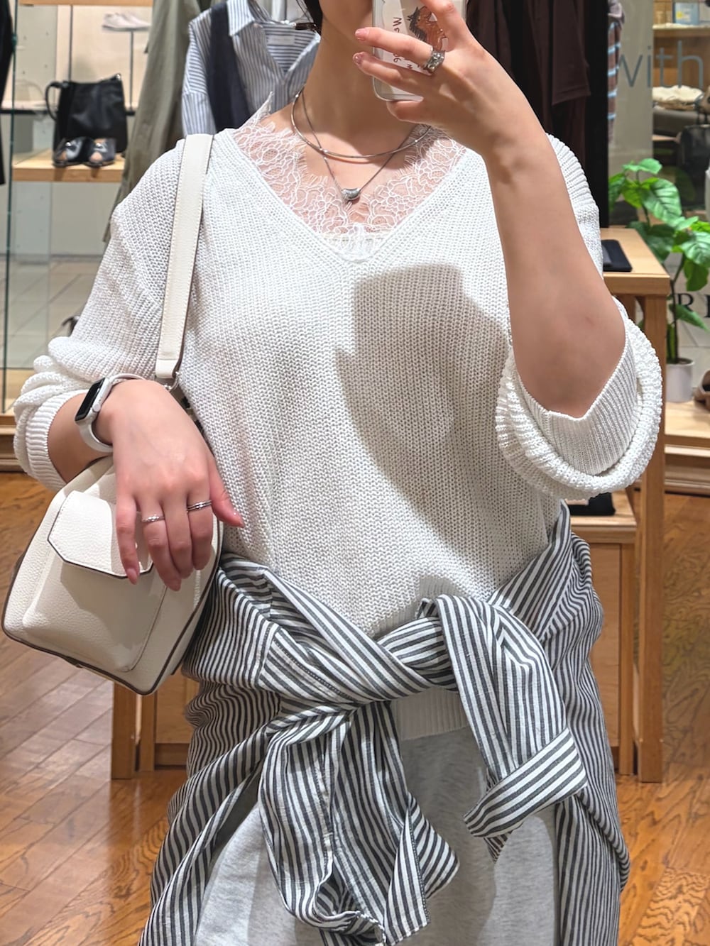 グレー系のスウェットパンツ、シルバー系のその他シューズ、ホワイト系のニット/セーターを着用したレディースの春コーディネートの3枚目の写真