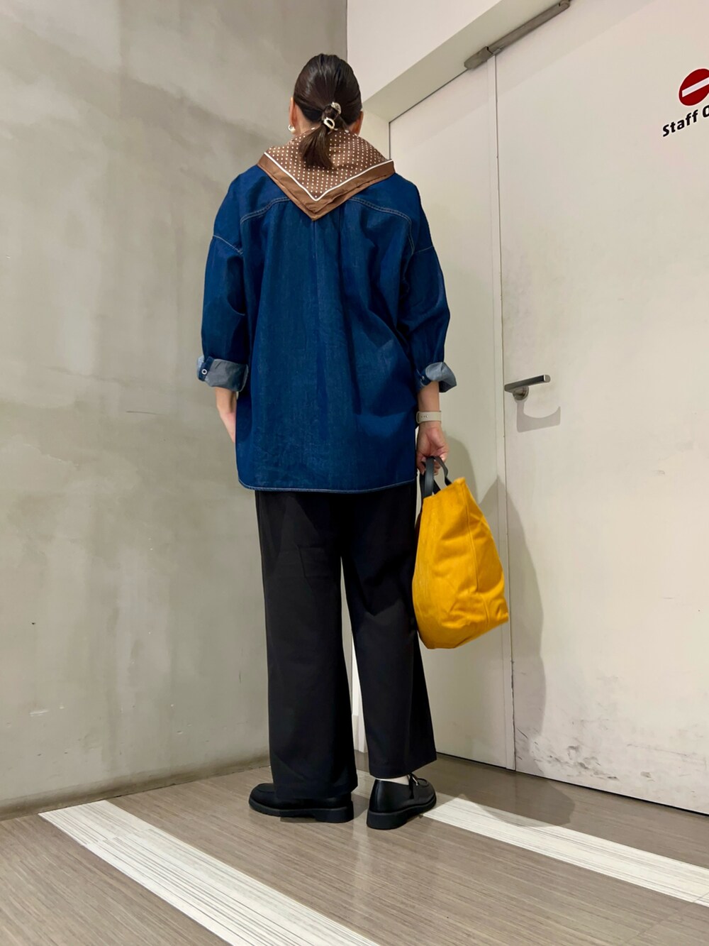 グレー系のTシャツ/カットソー、ブラック系のその他パンツ、ブラック系のローファーを着用したレディースの秋コーディネートの3枚目の写真