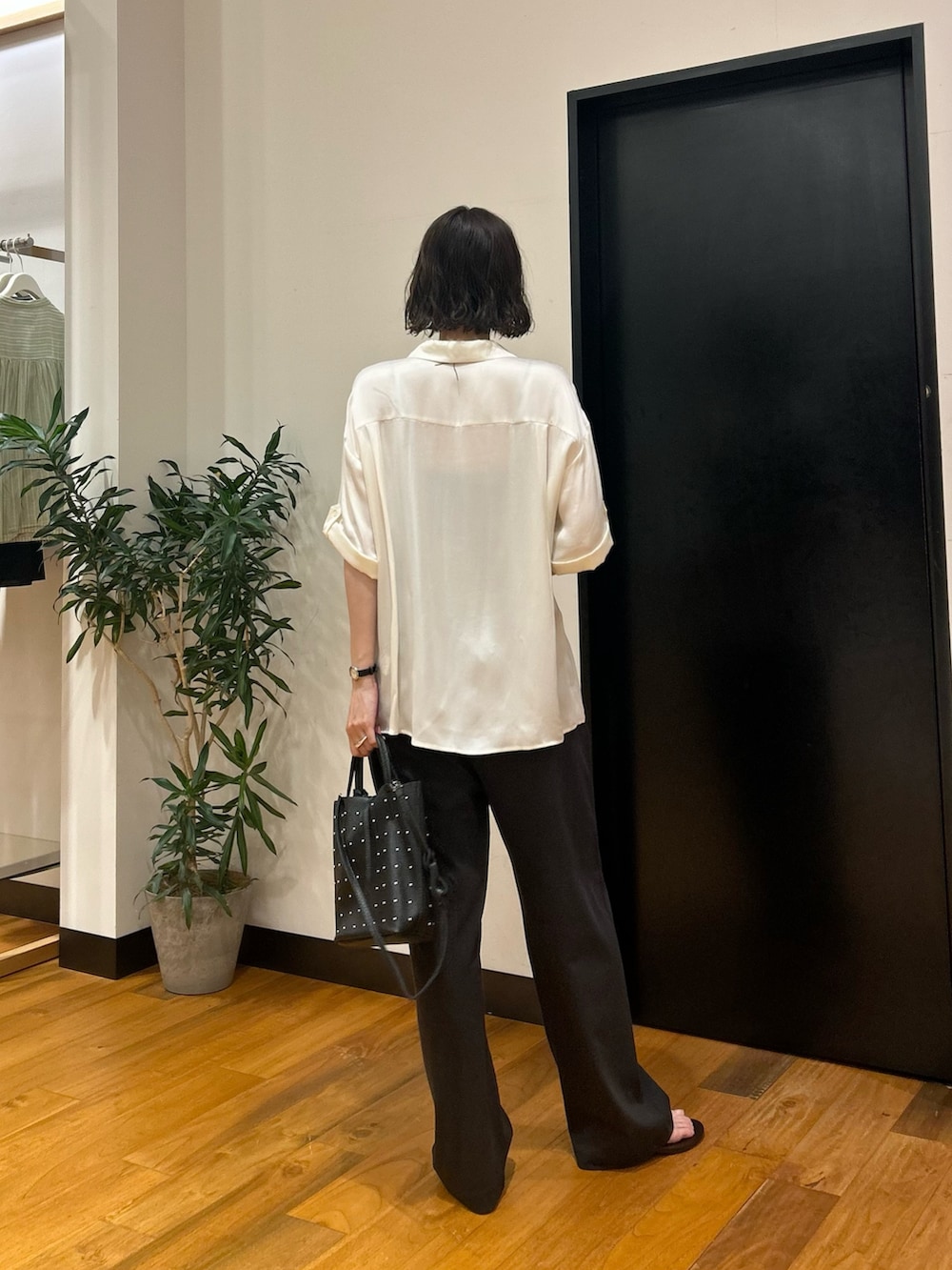 ホワイト系のシャツ/ブラウス、ブラック系のトートバッグ、ブラック系のその他パンツを着用したレディースの夏コーディネートの4枚目の写真