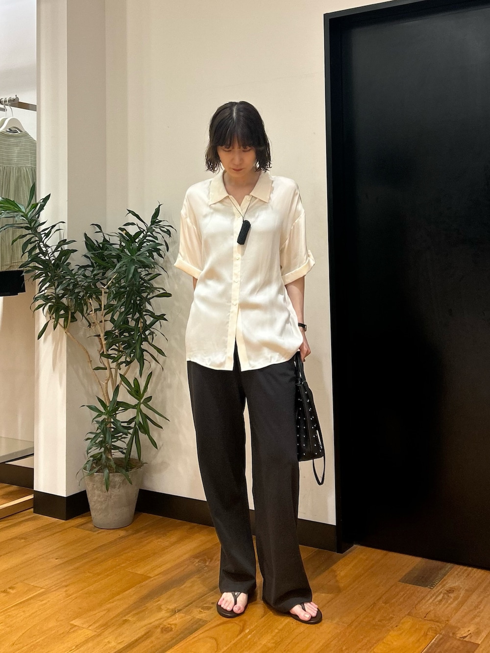 ホワイト系のシャツ/ブラウス、ブラック系のトートバッグ、ブラック系のその他パンツを着用したレディースの夏コーディネートの2枚目の写真