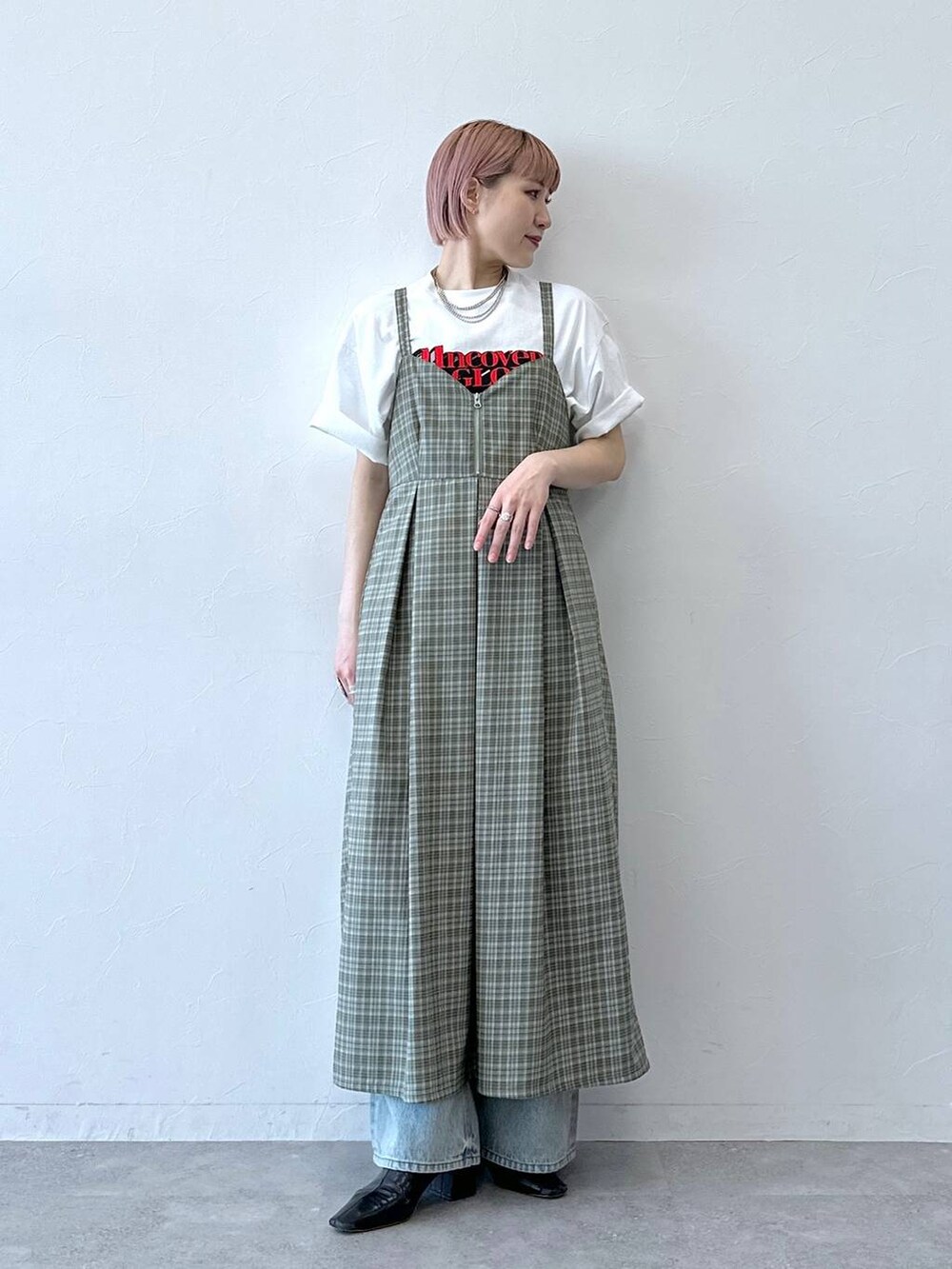 たけおさんの「＜セットアップ対応＞3size展開/フラワー刺繍ダメージワイドデニム（RAGEBLUE）」を使ったコーディネートの2枚目の写真