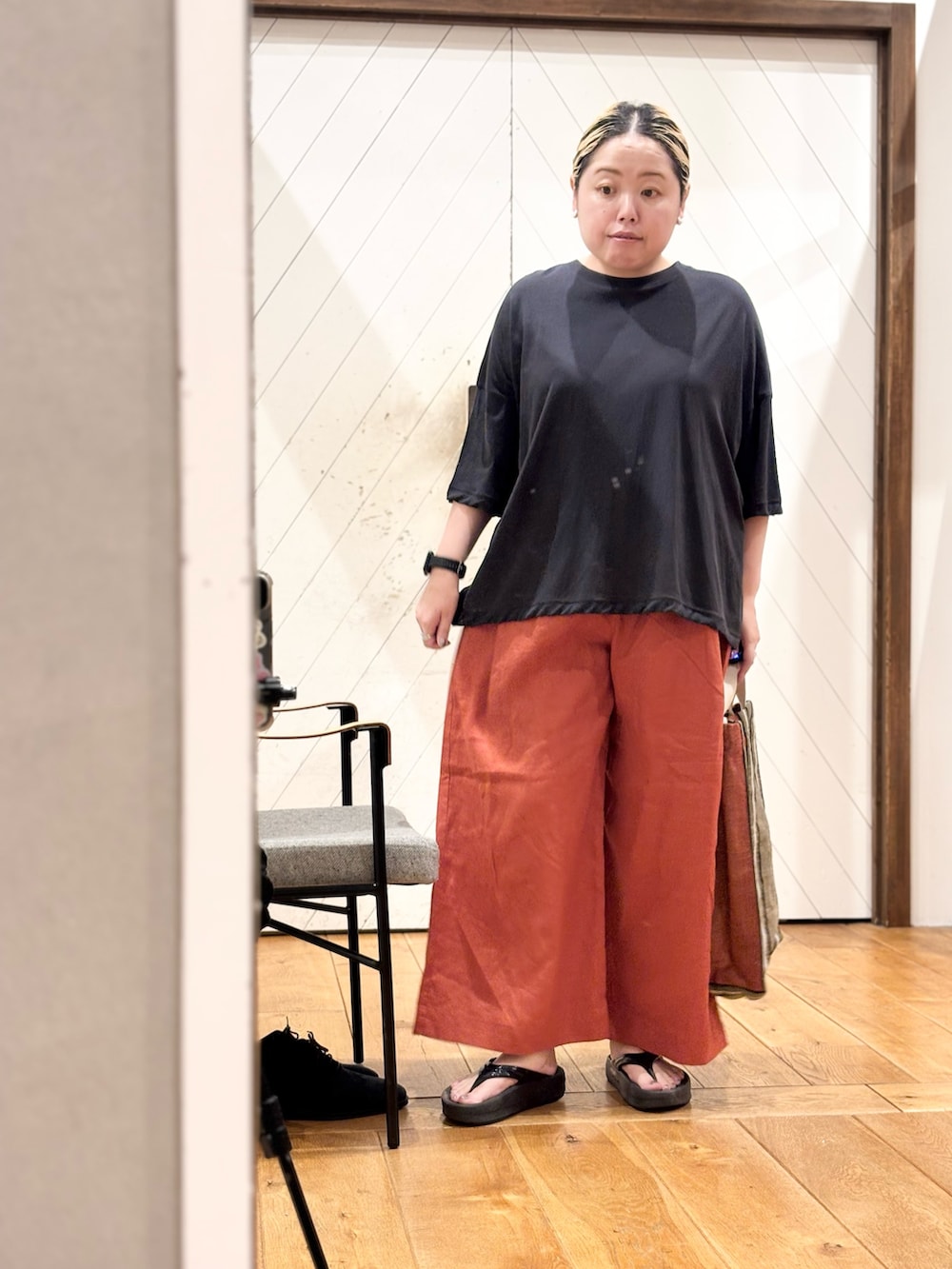 グレー系のTシャツ/カットソー、レッド系のその他パンツ、オレンジ系のトートバッグを着用したレディースの夏コーディネートの4枚目の写真