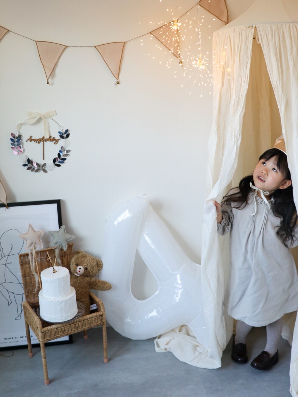 ベージュ系のワンピース、ゴールド系のその他ヘアアクセサリー、ベージュ系のインテリア雑貨を着用したキッズの冬コーディネートの3枚目の写真