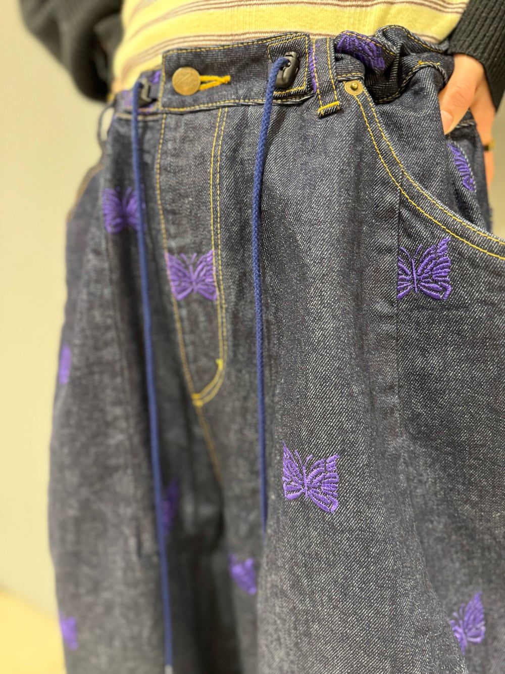 イエロー系のTシャツ/カットソー、オレンジ系のソックス/靴下を着用したレディースの春コーディネートの4枚目の写真