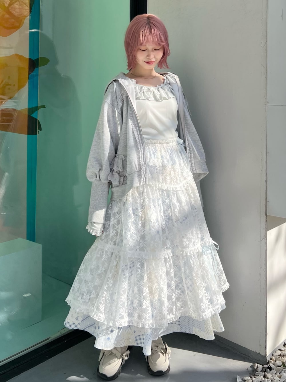 グリーン系のTシャツ/カットソー、グレー系のパーカー、ブルー系のスカートを着用したレディースの冬コーディネートの3枚目の写真