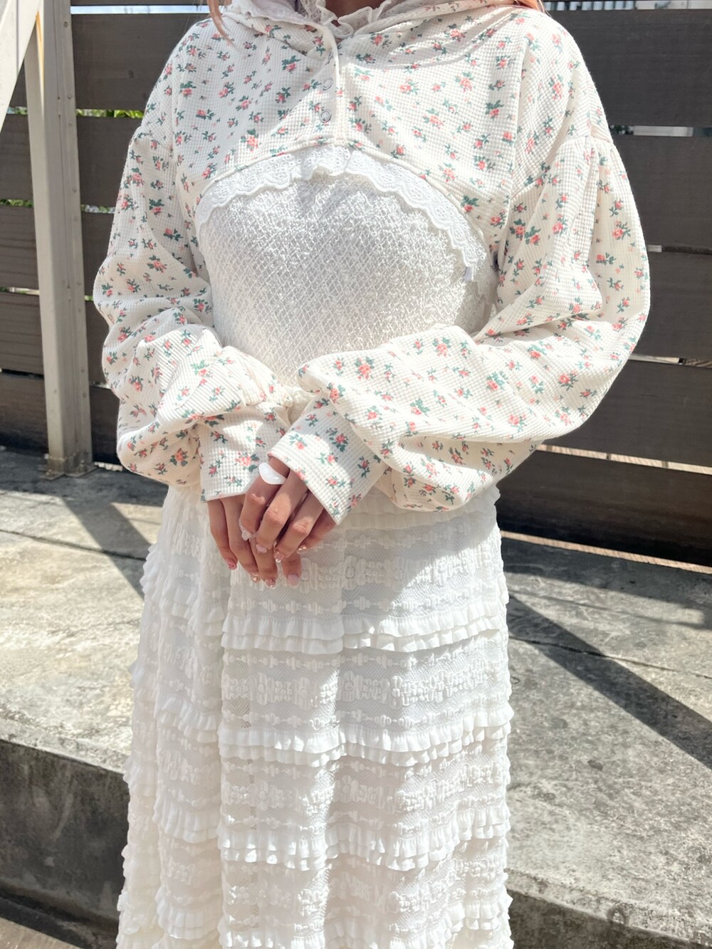 その他のカーディガン/ボレロ、ホワイト系のTシャツ/カットソー、ホワイト系のスカートを着用したレディースの秋コーディネートの4枚目の写真