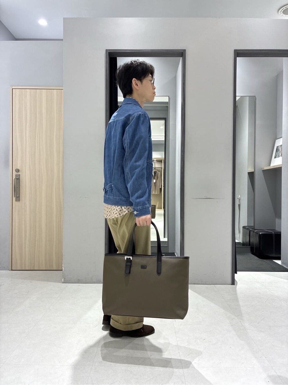 ブルー系のニット/セーター、ブラウン系のドレスシューズ、ブラック系のニット/セーターを着用したメンズの冬コーディネートの9枚目の写真