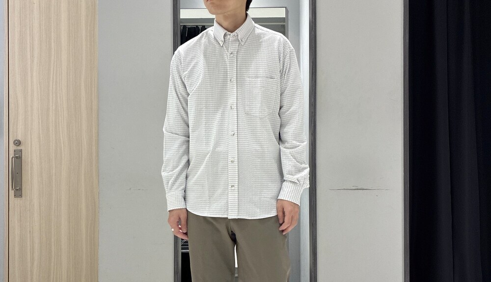 グレー系のシャツ/ブラウス、グレー系のバックパック/リュック、ホワイト系のポロシャツを着用したメンズの春コーディネートの8枚目の写真
