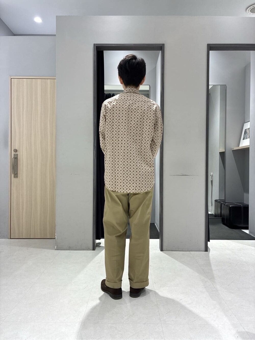 ブルー系のニット/セーター、ブラウン系のドレスシューズ、ブラック系のニット/セーターを着用したメンズの冬コーディネートの7枚目の写真