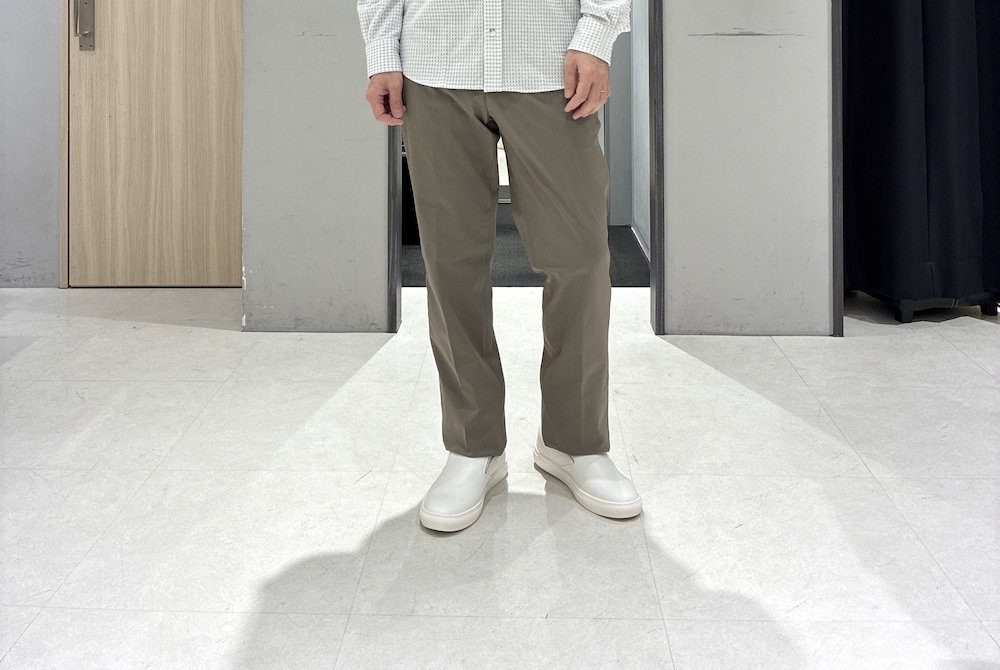 グレー系のシャツ/ブラウス、グレー系のバックパック/リュック、ホワイト系のポロシャツを着用したメンズの春コーディネートの9枚目の写真